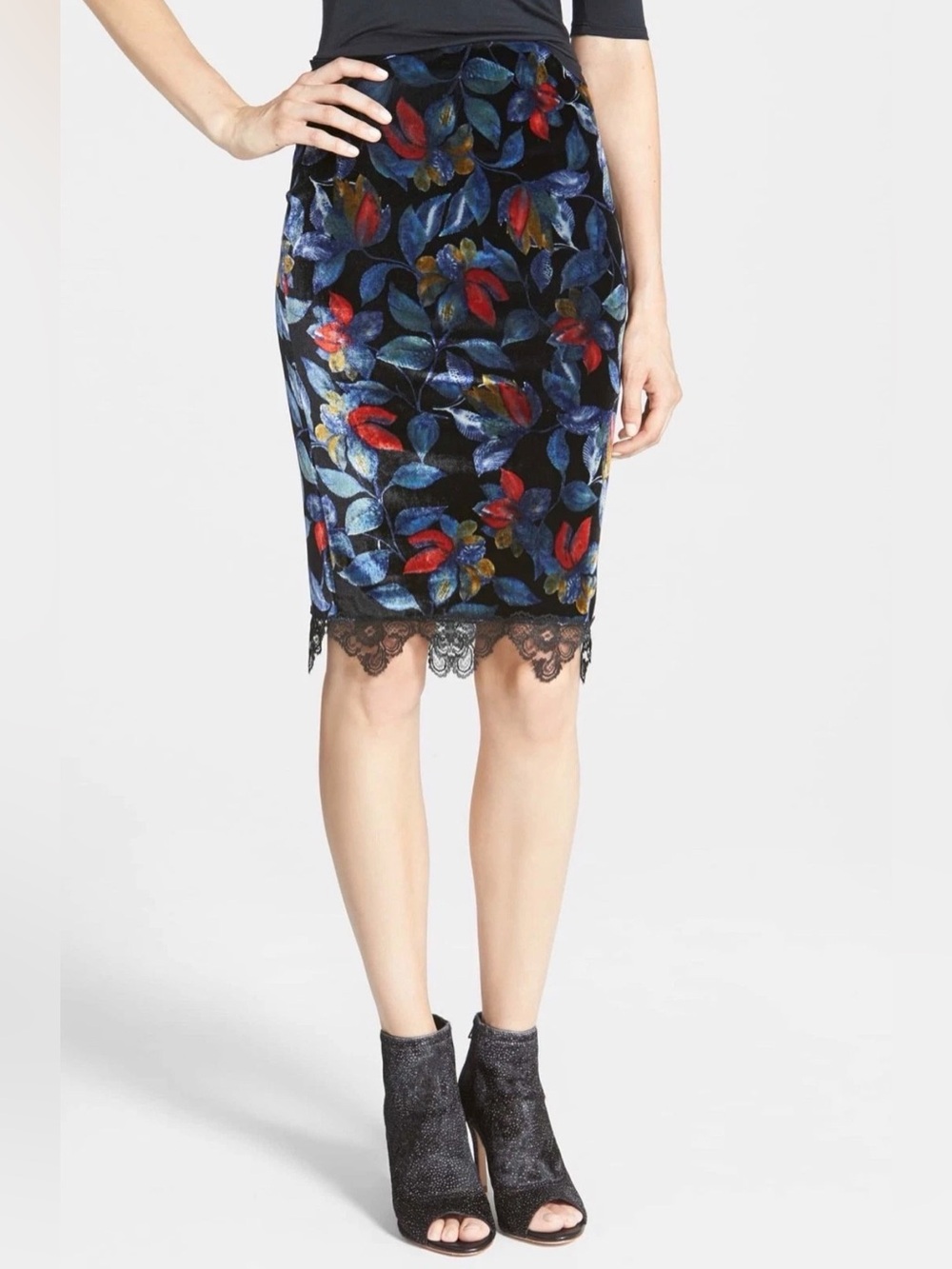 ASTR The Label Velvet Floral Pencil Skirt - Small